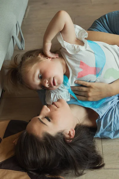 Momento Condivisione Eccessiva Madre Figlia Trovano Sacra Intimità Godendo Abbracci — Foto Stock