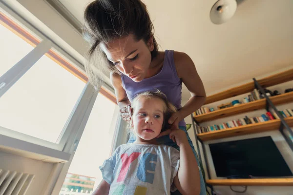 Wide Angle View Shows Mom Fixing Her Daughter Hair Bright — Stock Photo, Image