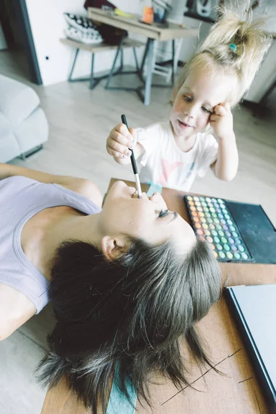 Mother Child Play Living Room Turning Princesses Makeup Fearless Mess — Stock Photo, Image
