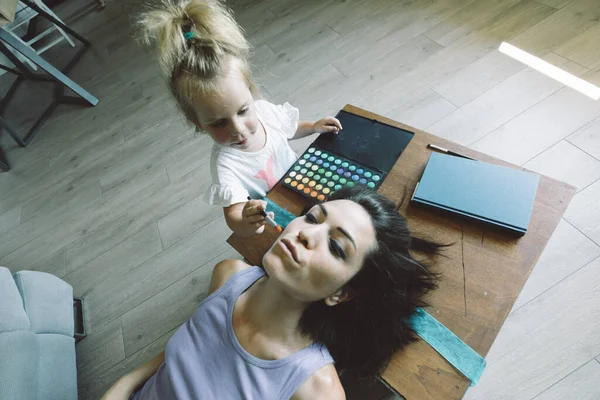 Conquer World Mom Mother Daughter Transform Princesses Playing Makeup Living — Stock Photo, Image