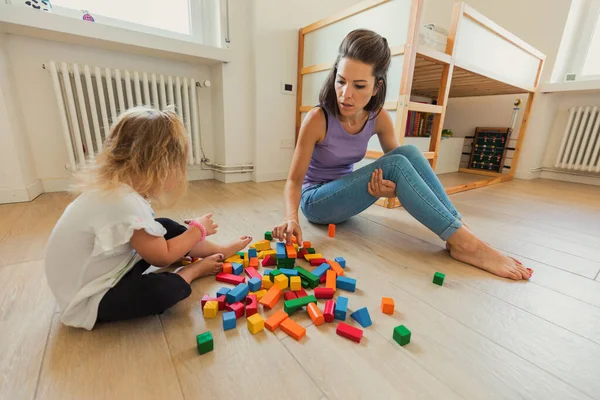 Spielzimmer Erforschen Eine Mutter Und Ihr Blondes Kind Holzspielzeug Lernen — Stockfoto
