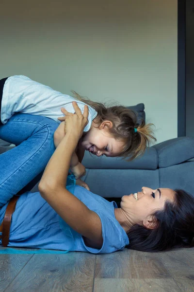 Playful Wrestles Climbs Fill Living Room Mom Daughter Bond Loving — Stock Photo, Image