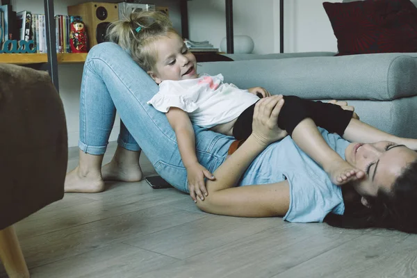 Obývacím Pokoji Máma Dcerou Aktivně Hrají Ruce Nohy Proplétají Jak — Stock fotografie