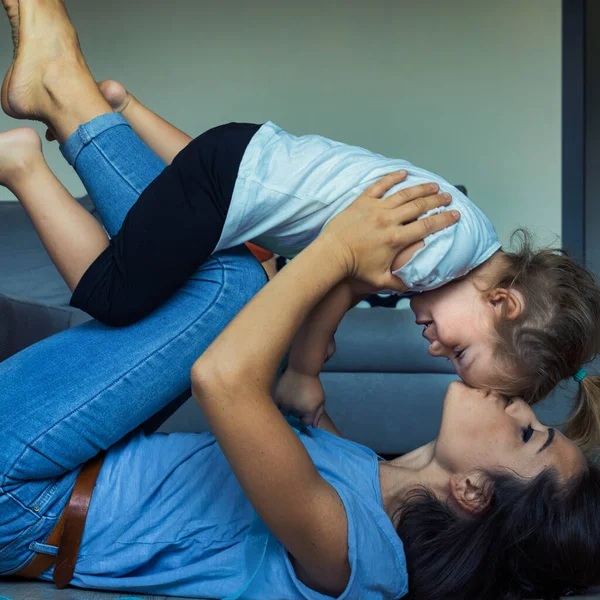 엄마와 즐거운 놀이에서 사랑하는 집에서 신체적 감정적 한계를 배우기 — 스톡 사진