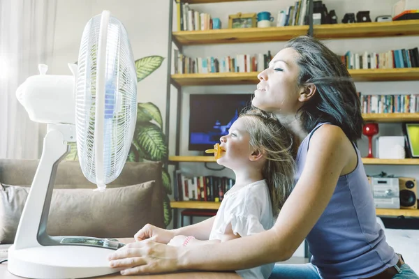 Sweltering Heat Cool Fan Becomes Stage Mother Daughter Playful Dances — Stock Photo, Image