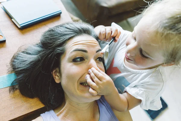 Mom Daughter Play Makeup Living Room Laughing Feeling Princesses Unafraid — Stock Photo, Image