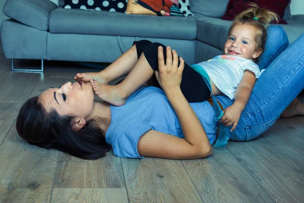 Hrací Doba Matky Dcery Obývacím Pokoji Plná Lezení Zápasení Učení — Stock fotografie