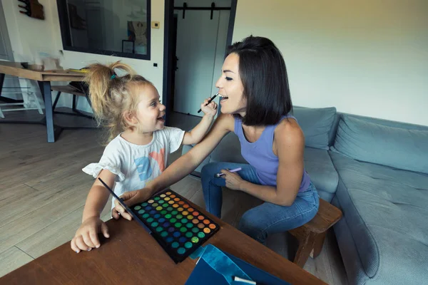 Eğlenceli Bir Şekilde Anne Kızı Renkleri Deniyorlar Oturma Odasında Fırçalar — Stok fotoğraf
