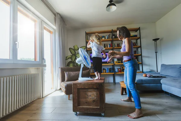 Mom Daughter Find Joy Fan Coolness Dancing Flying Living Room — Stock Photo, Image