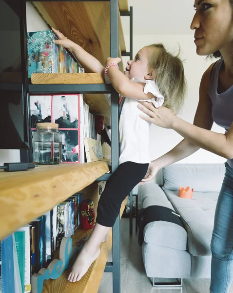 Mom Daughter Play Physically Lively Living Room Climbing Flying Grappling — Stock Photo, Image