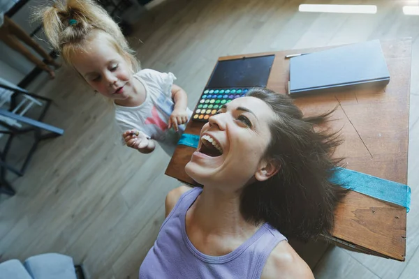 Living Room Becomes Beauty Salon Mom Daughter Bond Applying Makeup — Stock Photo, Image
