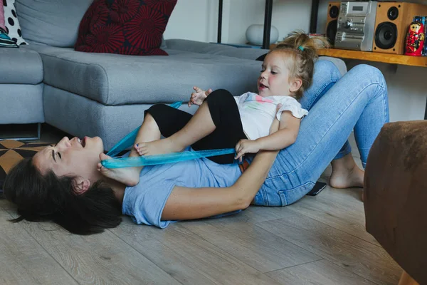 Vrolijke Speeltijd Moeder Dochter Verstrengelen Zich Woonkamer Leren Fysieke Grenzen — Stockfoto