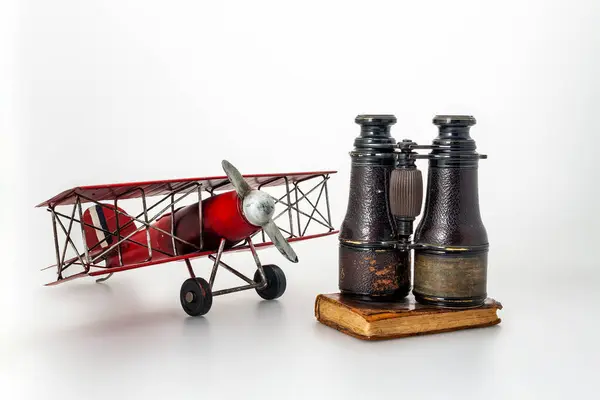 包括胶卷 锡制飞机 老旧的双筒望远镜和白色帆布上的日记 象征着古老的任务和启示 — 图库照片