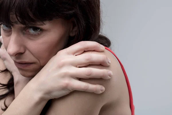 Woman Hugging Her Shoulders Fear Further Abuse Violence She Afraid — Stock Photo, Image