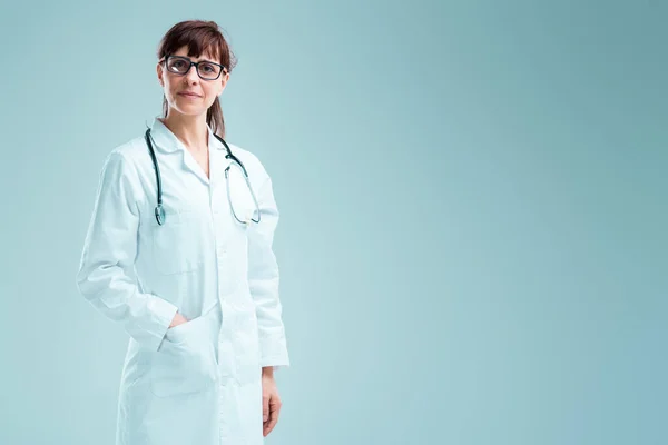Approachable Doctor White Coat Jeans Blouse Stethoscope Exudes Confidence Ready — Stock Photo, Image