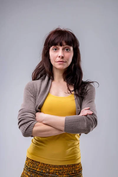 Skeptically Listening Woman Yellow Widened Eyes Crossed Arms Doubts Audacity — Stock Photo, Image