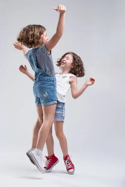 Zwei Mädchen Liefern Sich Ein Körperliches Springen Sie Stehen Sich — Stockfoto