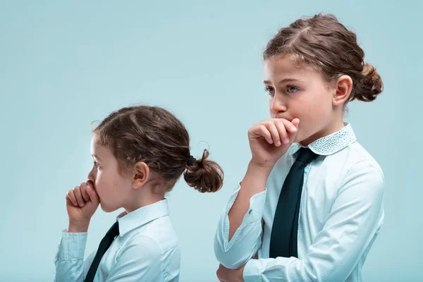 Zwei Junge Mädchen Business Kleidung Machen Sich Gedanken Über Zukünftiges — Stockfoto