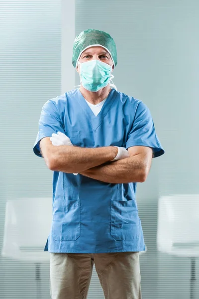 Hrdě Stojící Statný Zdravotnický Pracovník Nemocničním Oblečení Modrém Svršku Bílých — Stock fotografie