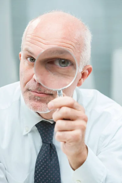 Hombre Negocios Senior Con Camisa Corbata Blanca Observa Atentamente Través — Foto de Stock