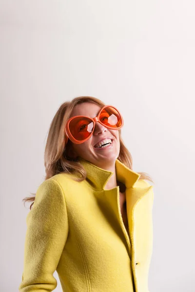 Her Oversized Glasses Humorous Woman Encapsulates Joy Unity Occasional Spark — Stock Photo, Image