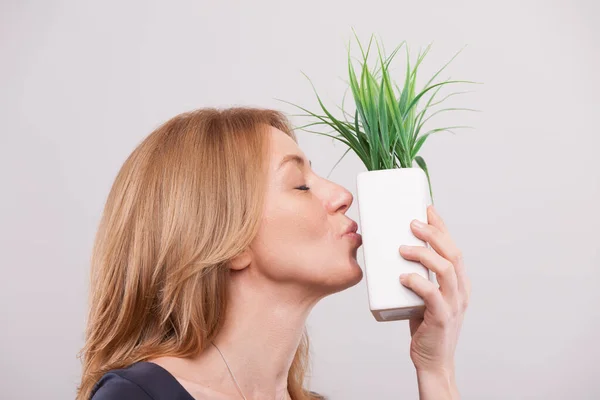 Exemplifying New Age Serenity Blonde Woman Affectionately Kisses Potted Plant — Stock Photo, Image