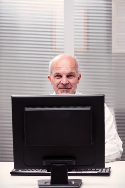 Amidst Confines Tight Office Space Peaceful Smile Graces Face Senior — Stock Photo, Image
