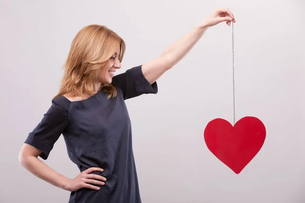 Kvinna Som Höjer Ett Symboliskt Hjärta Förmedlar Hjärt Och Kärlhälsans — Stockfoto