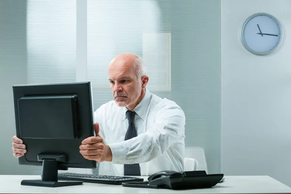 Severo Executivo Sênior Agarra Sua Tela Computador Insinuando Problemas Financeiros — Fotografia de Stock
