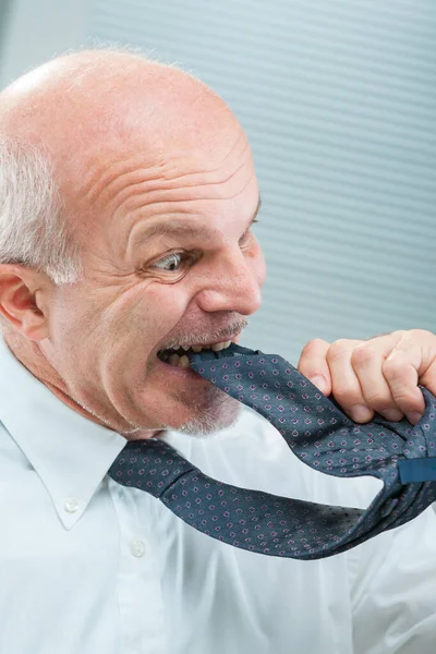 Pengusaha Senior Yang Tertekan Menggigit Dasinya Dengan Tindakan Impulsif Didorong — Stok Foto