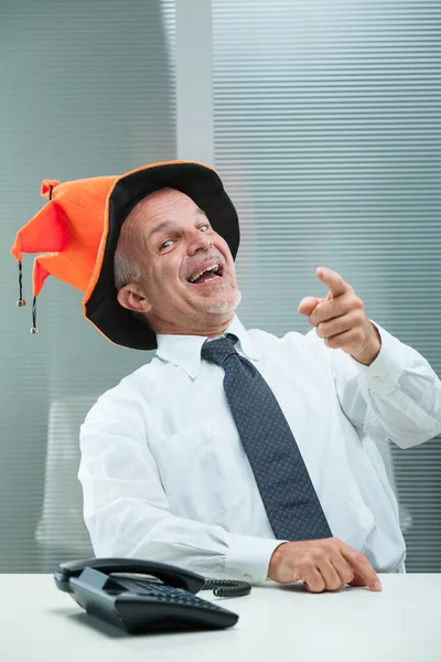 Orang Tua Kantor Dengan Topi Badut Menggoda Anda Tetapi Akan — Stok Foto