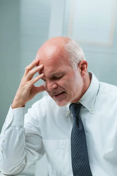 Senior Man Business Attire Holds Head Closes Eyes Clenches Teeth — Stock Photo, Image