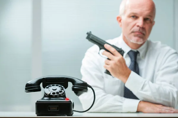 Teléfono Claramente Visible Sicario Con Pistola Borrosa Representa Asesino Profesional — Foto de Stock