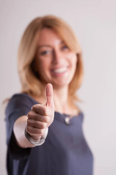 Blurred Background Jubilant Adult Woman Innovatively Gives Thumbs Sharply Focus — Stock Photo, Image