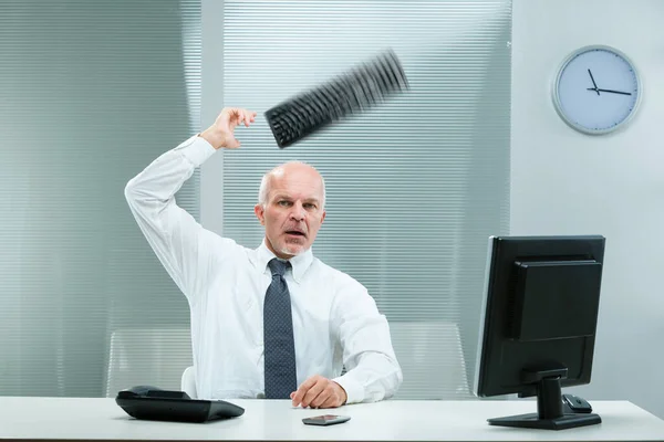 Hombre Frustrado Oficina Lanza Teclado Detrás Tecnología Empresa Cumple Con — Foto de Stock