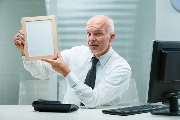 Ein Älterer Mann Arbeitsplatz Professionell Gekleidet Präsentiert Ein Leeres Schild — Stockfoto