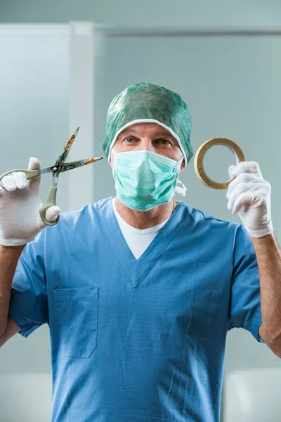 Χειρούργος Ένα Χειρουργείο Χρησιμοποιεί Σκουριασμένο Ψαλίδι Και Χαρτοταινία Ειρωνικό Του — Φωτογραφία Αρχείου