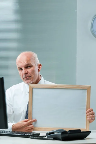Hombre Negocios Oficina Tiene Cartel Blanco Rodeado Herramientas Tecnológicas Expresión — Foto de Stock