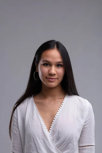 Mujer Joven Una Cruz Blanca Sobre Parte Superior Posando Sonriente —  Fotos de Stock