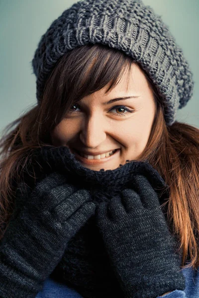 Objímající Zimu Energická Žena Vychutnává Svůj Vlněný Oděv Její Hnědé — Stock fotografie