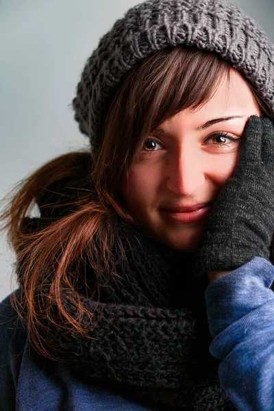 Temperamentní Mladá Žena Miluje Svou Zimní Módu Oblečená Vlněných Rukavic — Stock fotografie