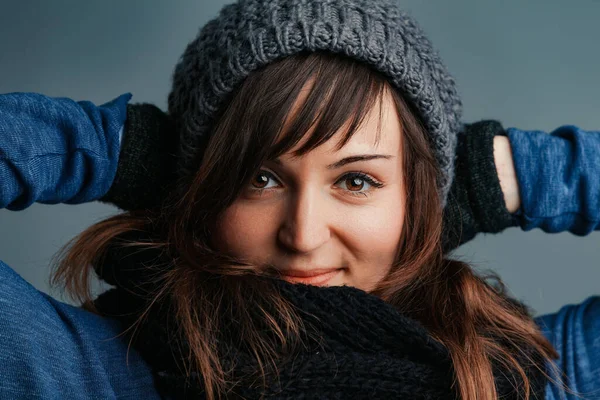 不管天气如何寒冷 一个有着一头棕色长发和一双生机勃勃的眼睛的女人喜欢她的冬装 羊毛手套 围巾和舒适的套头毛衣 — 图库照片