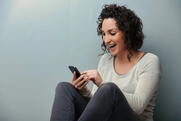 Woman Her Home Floor Engrossed Her Smartphone Digital Content Videos — Stock Photo, Image