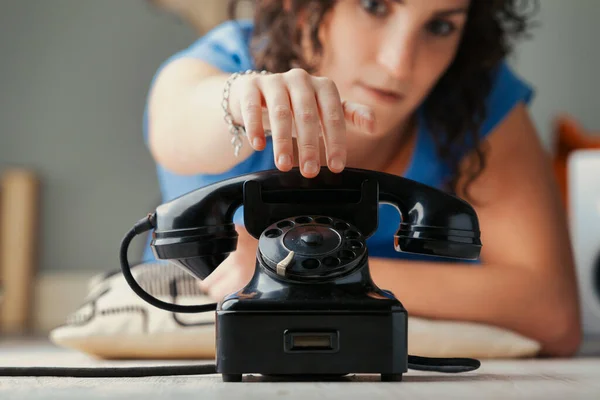 Prominent Black Vintage Rotary Phone Focus Epitomizes Direct Nature Voice — Stock Photo, Image