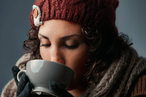 Insvept Vinterkläder Njuter Ung Kvinna Tröstande Drink Kanske Varm Choklad — Stockfoto