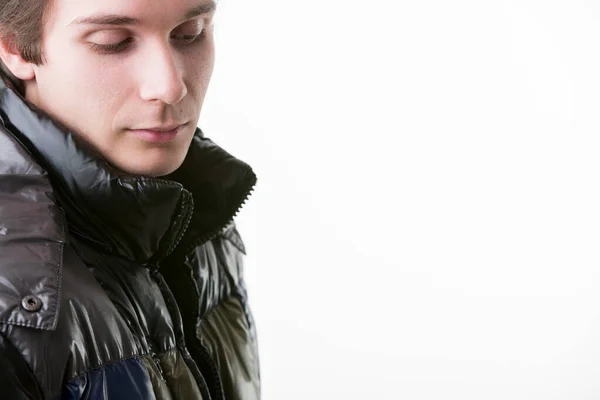 Одетый Черную Куртку Молодой Человек Излучает Таинственность Очарование Глаза Робко — стоковое фото