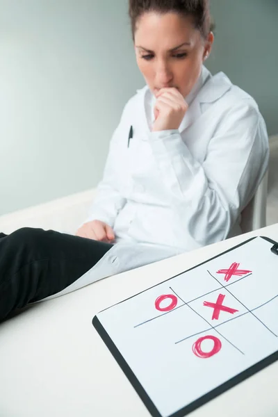 Symbolized Tic Tac Toe Scientist Faces Challenge Clear Answer She — Stock Photo, Image