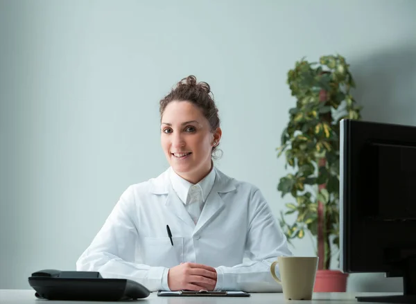 Science Technology Shine Woman Work Her Desk Prominent Smile She — Stock Photo, Image