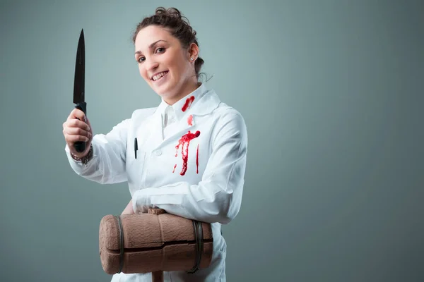 Holding Wooden Mallet Knives Seemingly Benign Woman White Becomes Unsettling — Stock Photo, Image