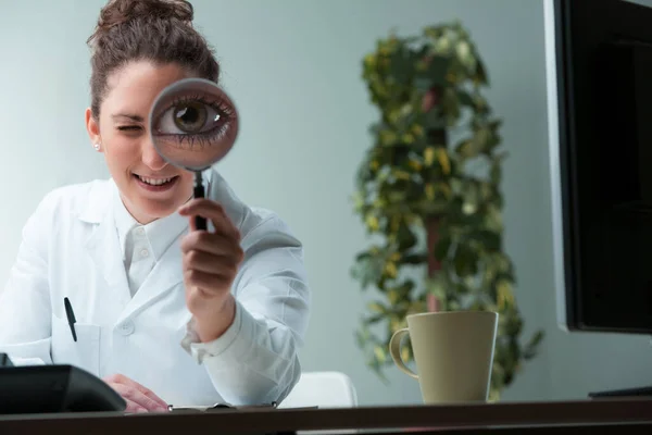 Playful Scientist Magnifies Her Eye Displaying Comically Enlarged View Amidst — Stock Photo, Image